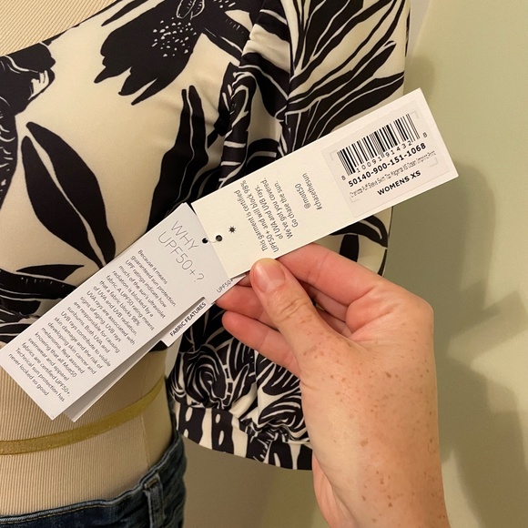 Mott50 Short Sleeve Swim Top Ivory and Black UPF 50 Parrot Tropical NWT - Picture 4 of 7